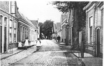 Uiterst rechts het huis van J.J. Reij, dat in 1925 vervangen werd voor het huidige.
<br/>
Sjaak Schraag, Vóór 1925